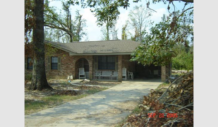 Photo 9. This house, located in the southwestern part of Picayune, Miss., is about 25 miles (40 km) north of the coast. The newer laminated asphalt shingles fared well. 