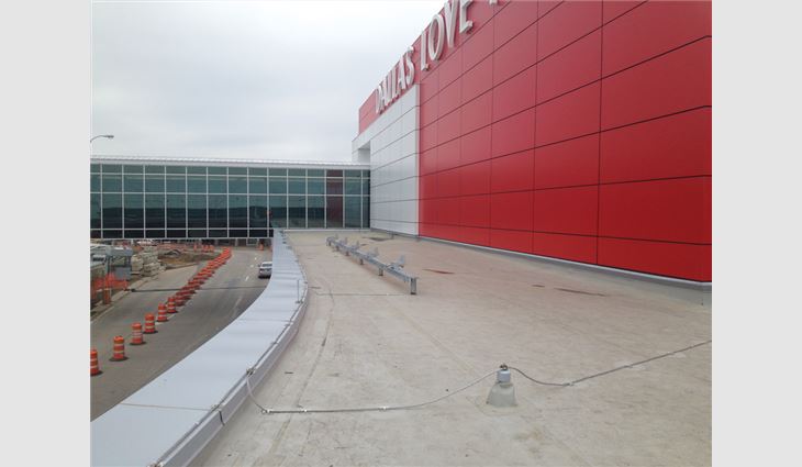 A PVC roof system was installed on the airport entrance's main canopy.